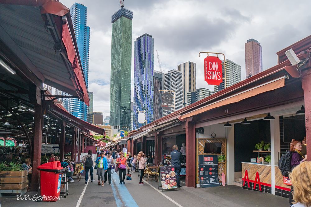 Queen Victoria Market 維多利亞女王市場棚架區的走道,很喜歡這個角度,有新大樓為背景搭配傳統市場的感覺。