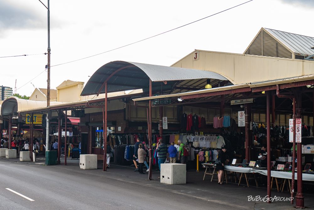 Queen Victoria Market 維多利亞女王市場戶外棚架區,這邊也有服飾與配件,但就有點像菜市場的感覺。