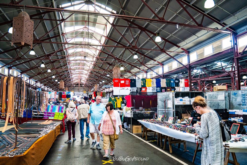 Queen Victoria Market 維多利亞女王市場棚架內有屋頂的走道,這裡有皮件、太陽眼鏡和 T 恤。