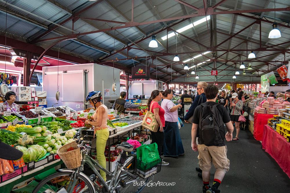 Queen Victoria Market 維多利亞女王市場棚架區賣蔬菜水果的攤位,也能找到蜂蜜等農產品。