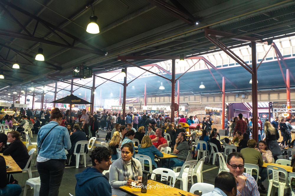Queen Victoria Market 維多利亞女王市場,夜市的座位區,雖然人很多位置不好找,但不會很擁擠